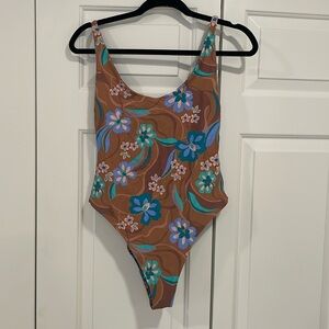 NWT REVERSIBLE O’Neill sz L one piece bathing suit